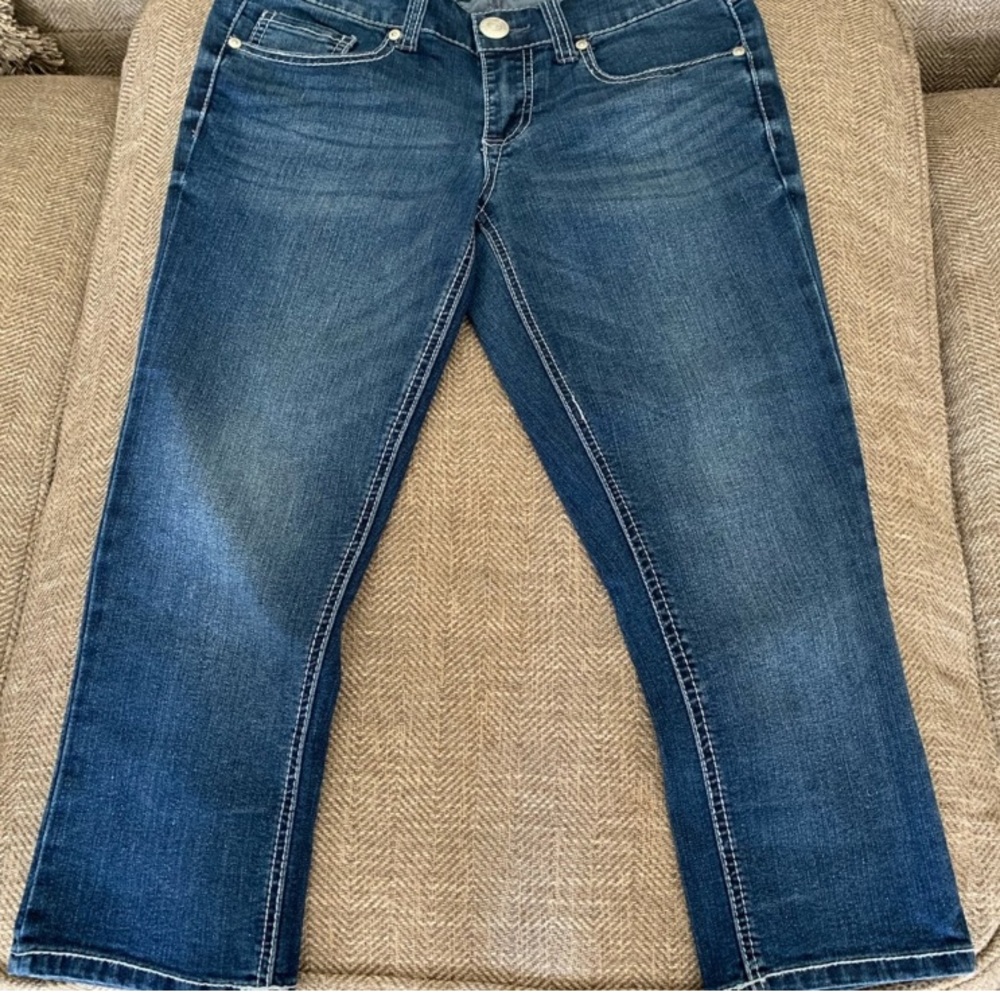Excellent Preowned Condition Seven7 Capri Jeans Size 6. Very Cute.